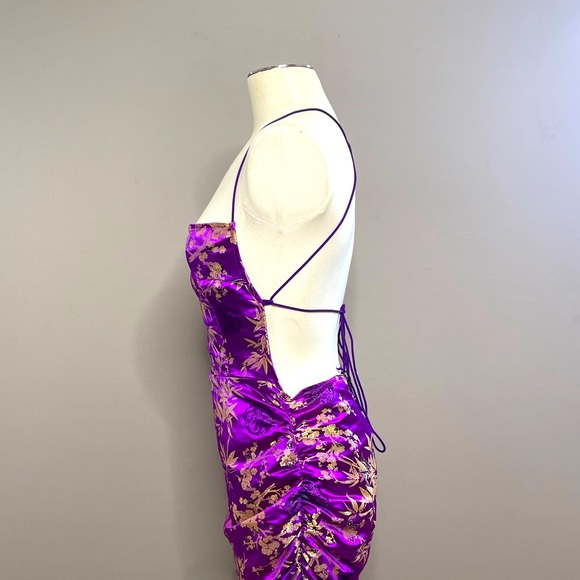 Purple mini dress with printed pattern and open crisscrossed back. - Picture 3 of 8